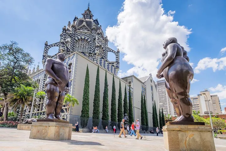 El Palacio de la Cultura, con su fachada en blanco y negro, visto desde la Plaza Botero.