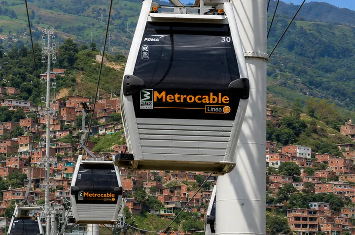 Cabinas del Metrocable sobre los barrios de ladera de Medellín.