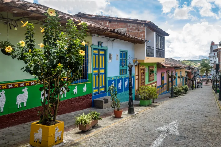 Casas de colores a lo largo de una calle empedrada de Guatapé.