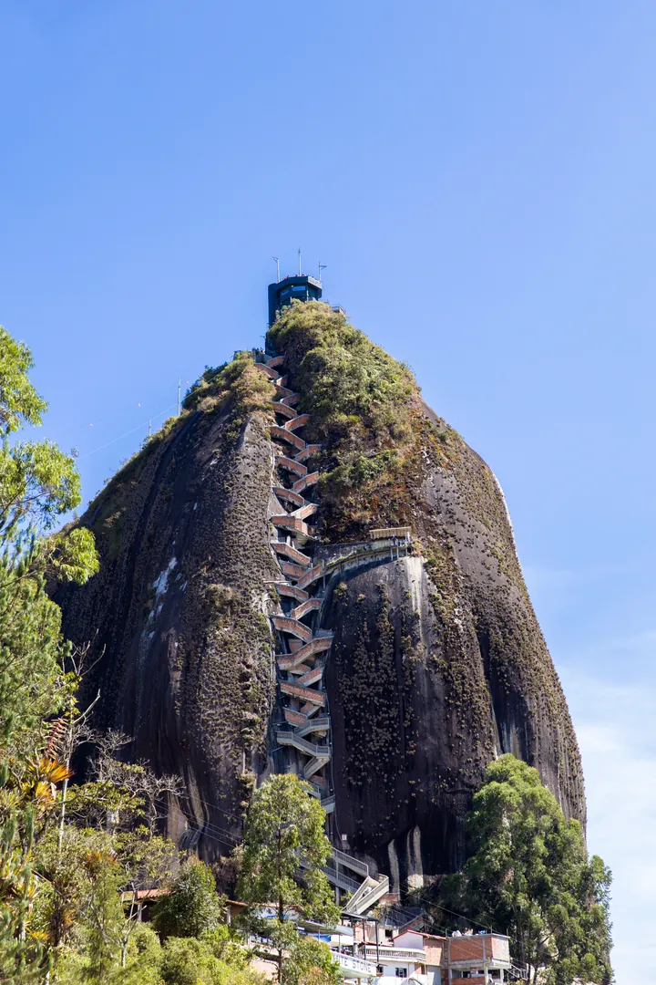 La Piedra del Peñol de cerca, con la escalera que sube en zigzag por su grieta.