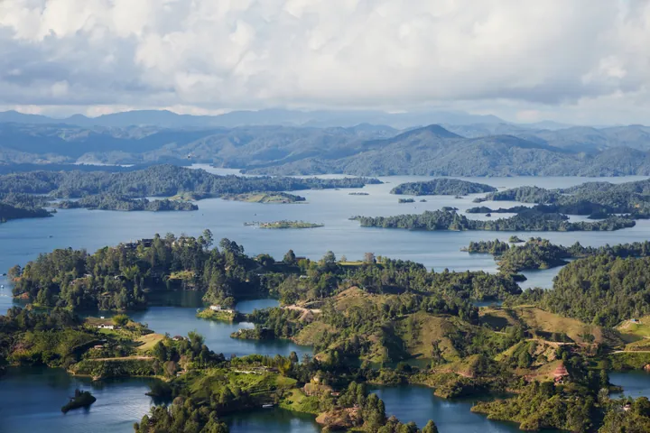 Vista aérea del embalse de Guatapé, con sus islas verdes y las montañas al fondo.