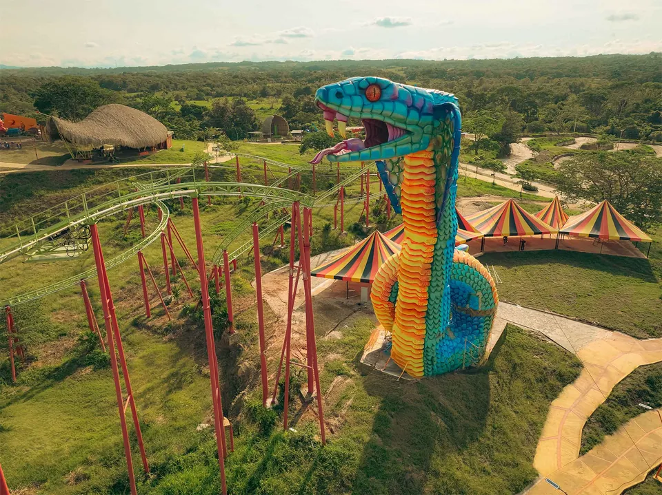 Vista aérea del parque temático Hacienda Nápoles, con sus esculturas gigantes entre zonas verdes.