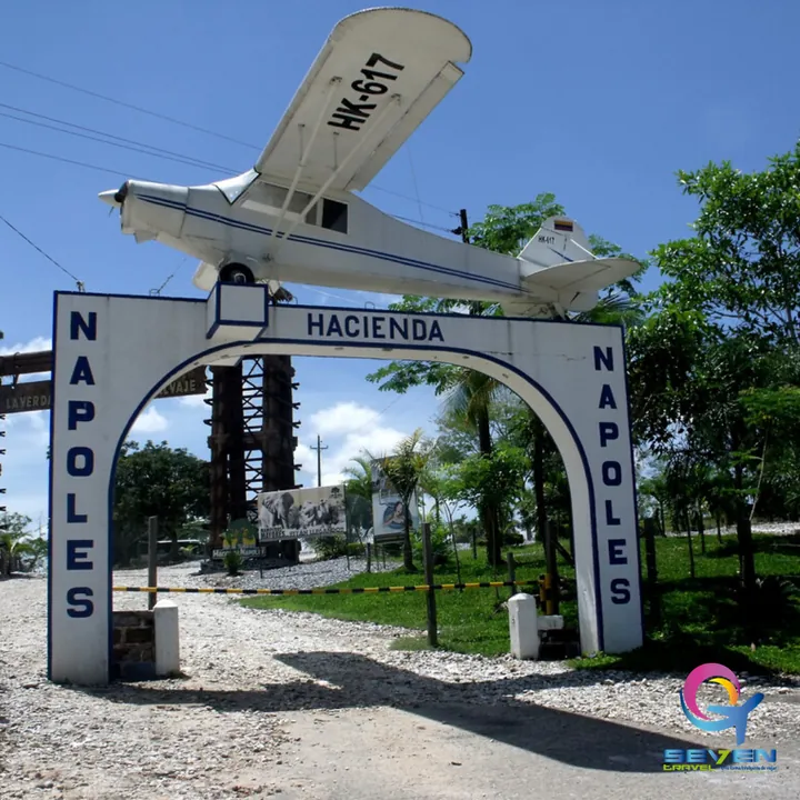 La portada de entrada a la Hacienda Nápoles, con la avioneta montada sobre el arco.